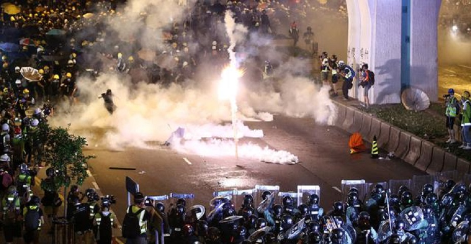   Polisi Tembakkan Gas Air Mata, Demonstran Kocar-kacir