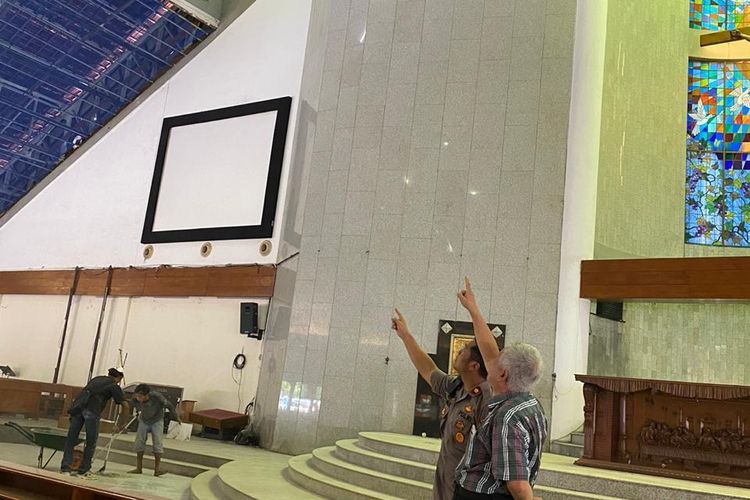Plafon Gereja si Jakbar Ambruk, Dua Jemaah Cedera