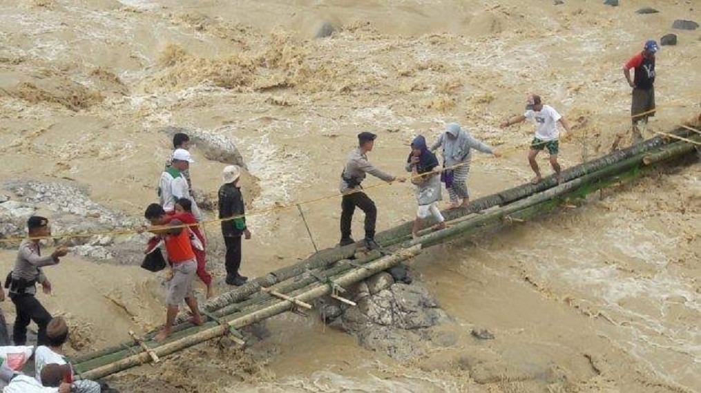 Prihatin Korban Banjir, Warga cluster Sentraland Parungpanjang Beri Bantuan