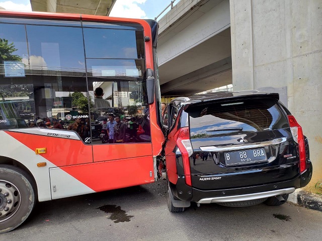 Bus Trans Jakarta Tabrak Mobil Pajero Istri Jenderal Polisi