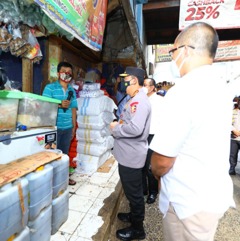 Kapolri Pastikan Stok Minyak Curah di Pasar Minggu untuk Warga Aman