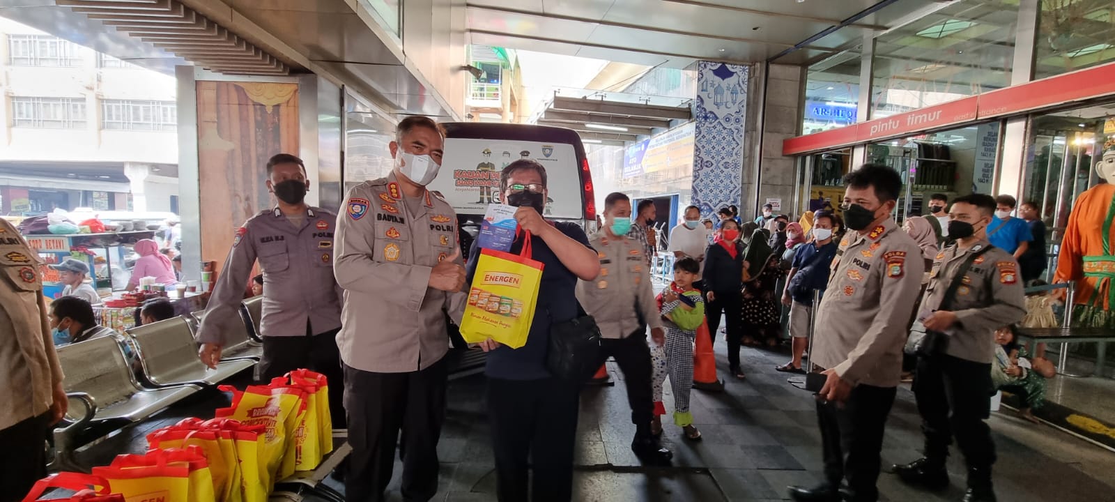 Sebanyak 1085 Orang Tervaksinasi, Polda Metro Jaya Gelar Akselerasi Percepatan Vaksin di Pasar Tanah