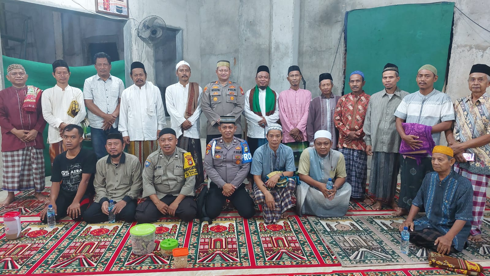 Sholat Subuh Berjamaah, Kapolsek Kalideres di Sambut Hangat Ketua Rw. 011 di Masjid Jami Arro'isyiah