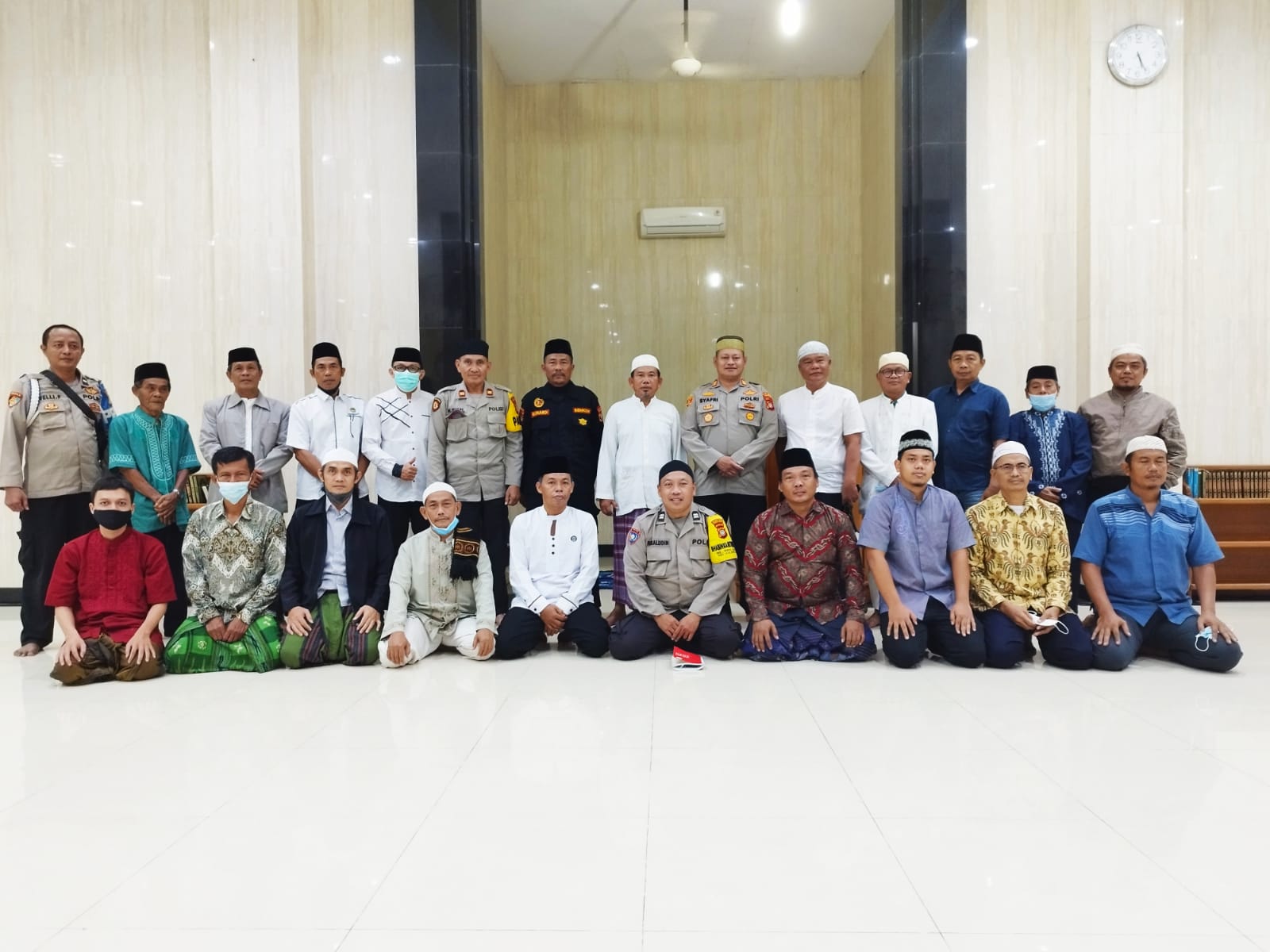 Usai Sholat Subuh Berjamaah di Masjid Baitul Mukminin, Kapolsek Kalideres Imbau Warga Informasikan P