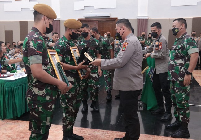Kapolda Metro Jaya Berikan Penghargaan Kepada 2 Prajurit TNI Penangkap Begal 