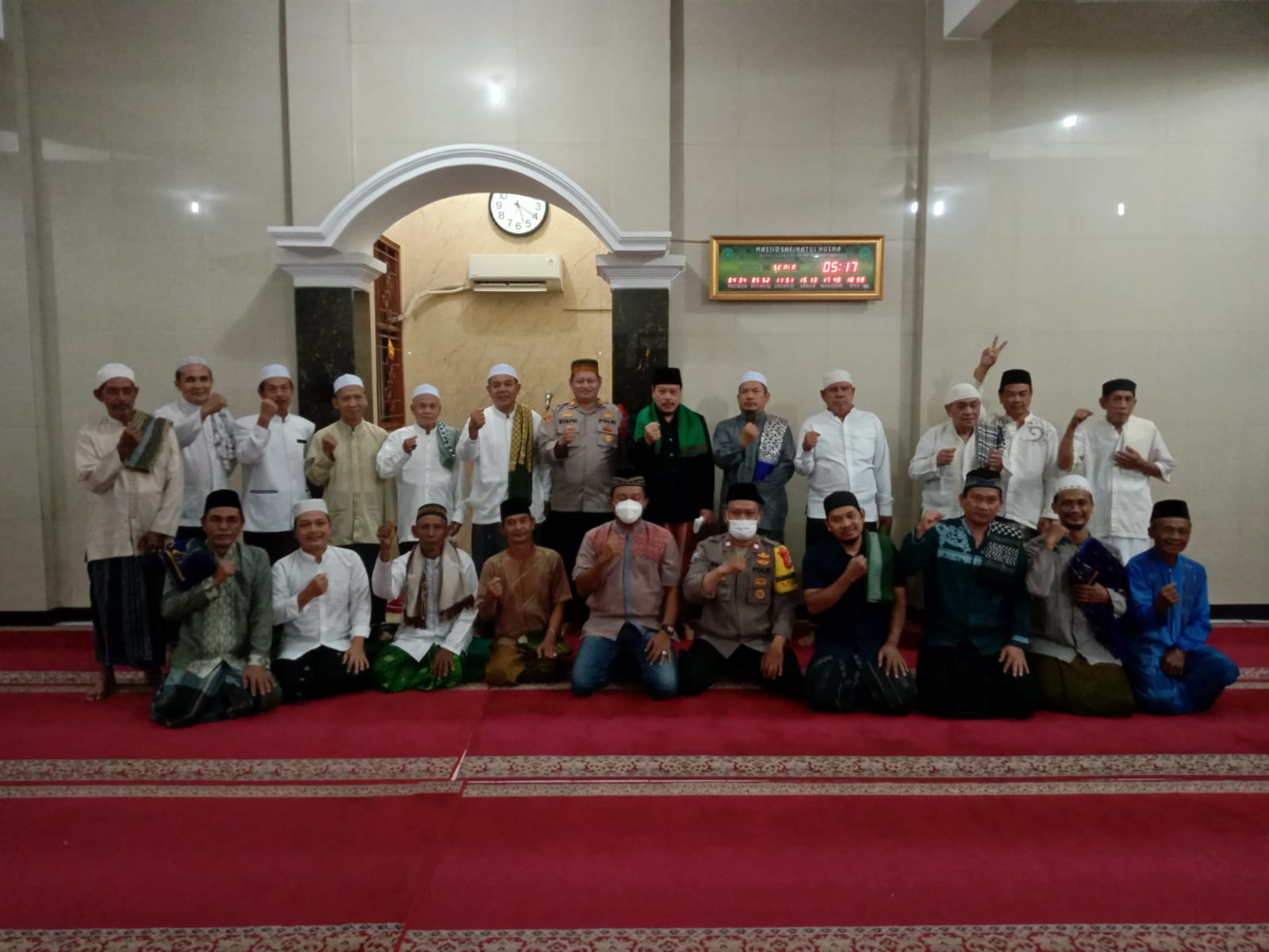 Kapolsek Kalideres Sholat Subuh Berjamaah Bersama Warga dan Tokoh Masyarakat di Masjid Safinatul Hus