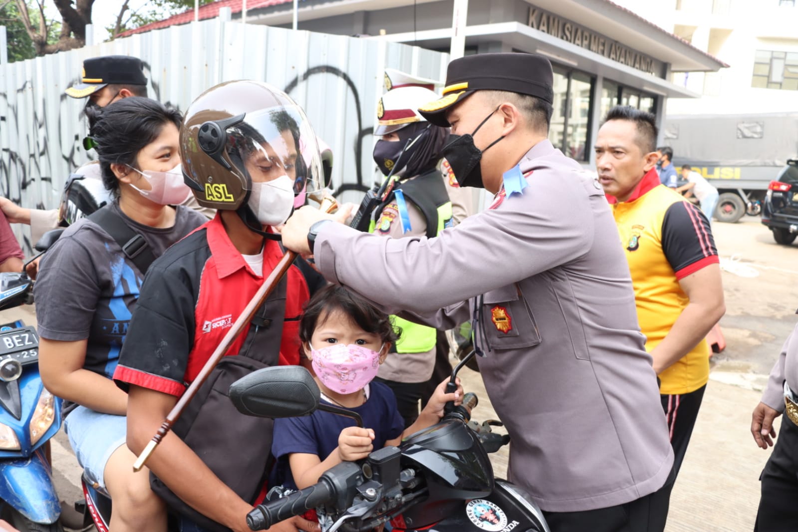 Operasi Patuh Jaya 2022 di Jakarta Barat, Pengendara Girang Dapat Helm Gratis Dari Polisi