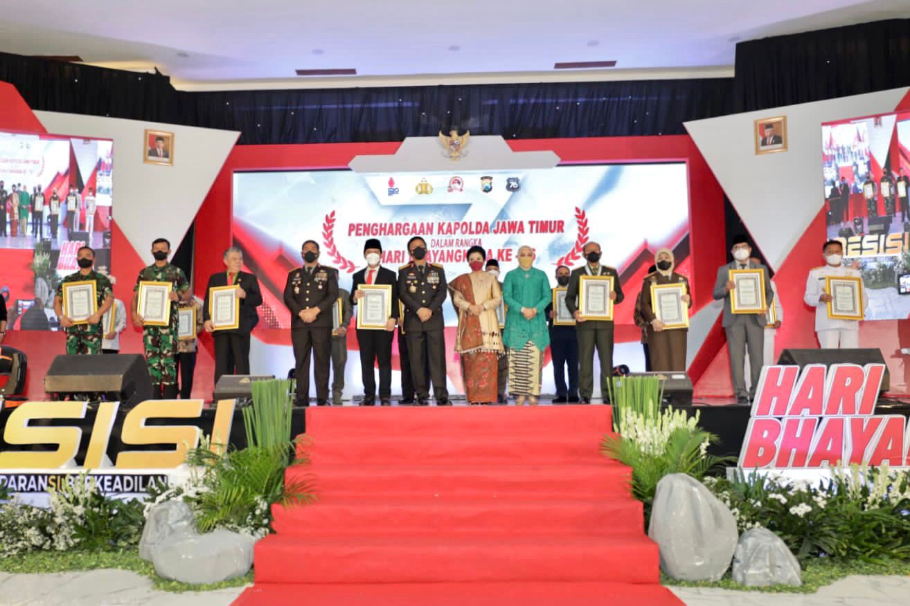 Penghargaan Tan Hana Dharma Mangrwa Dianugrahkan Kapolda Jatim di Acara Puncak Hari Bhayangkara ke 7