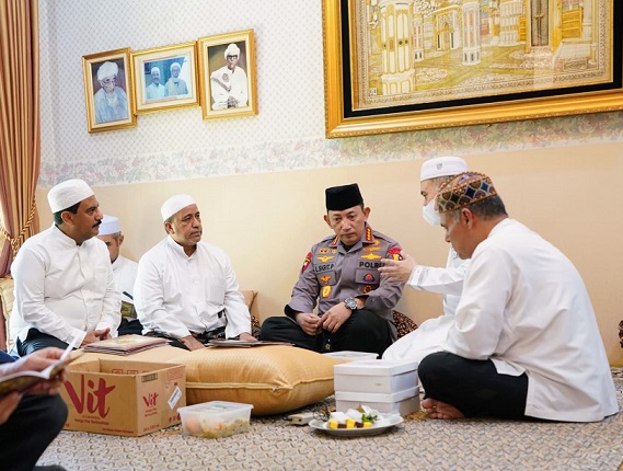 Takziah ke Rumah Duka Habib Zen Bin Umar, Kapolri: Beliau Saya Anggap Ayah Sendiri 