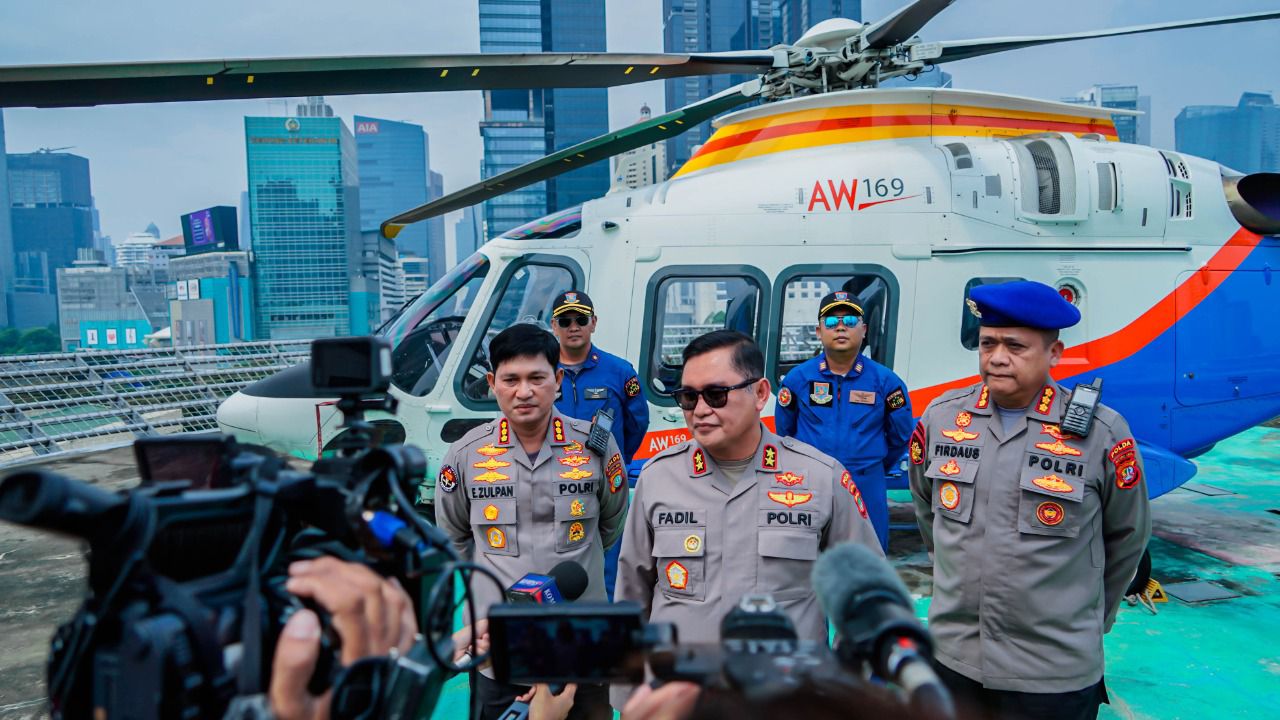 Kapolda Metro Jaya Lakukan Patroli Udara Pantau Situasi  Jakarta.