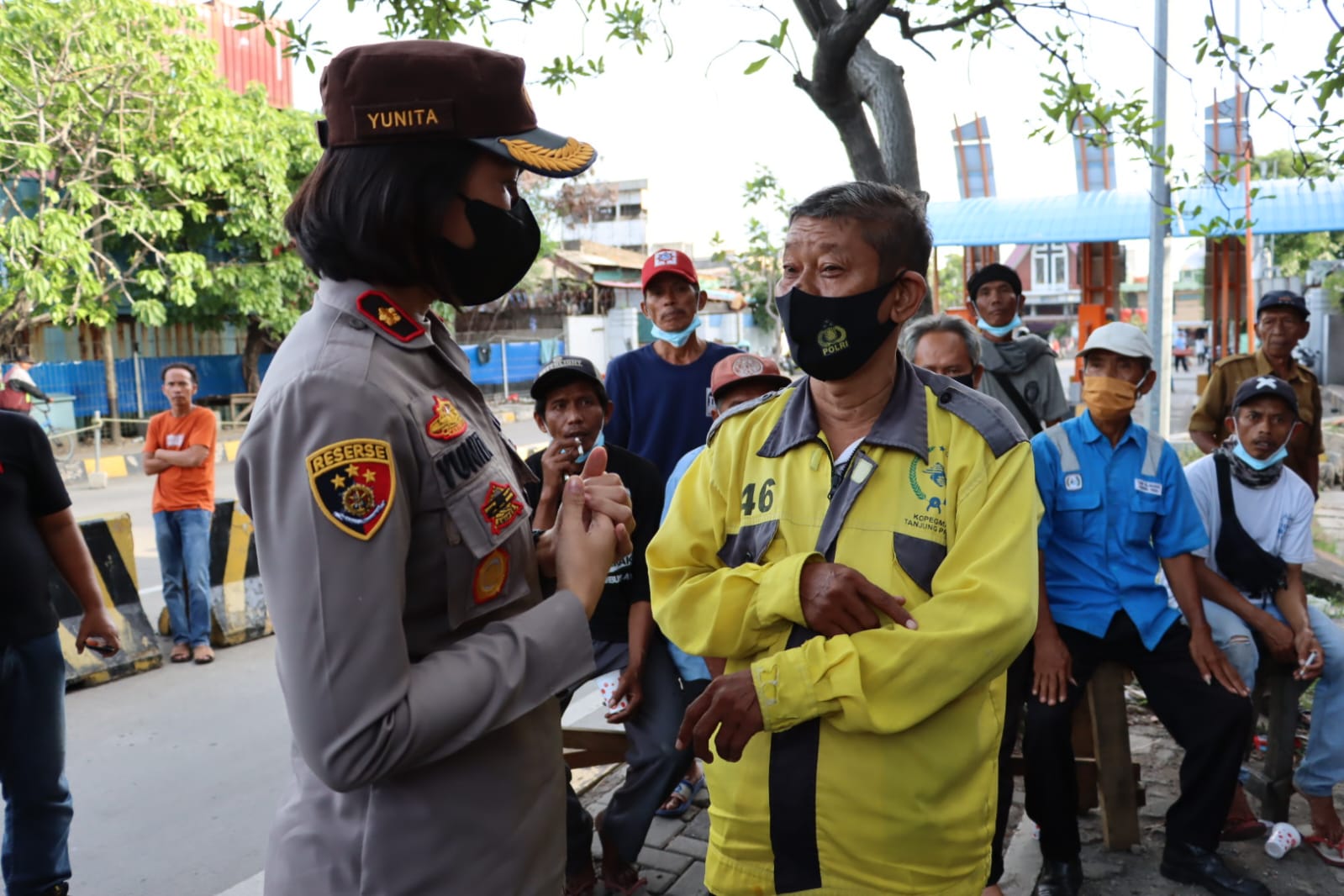 Pakobar Patroli Kopi Bareng Polres Pelabuhan Tanjung Priok Bersama Buruh dan Komunitas Ojek di Pos 8