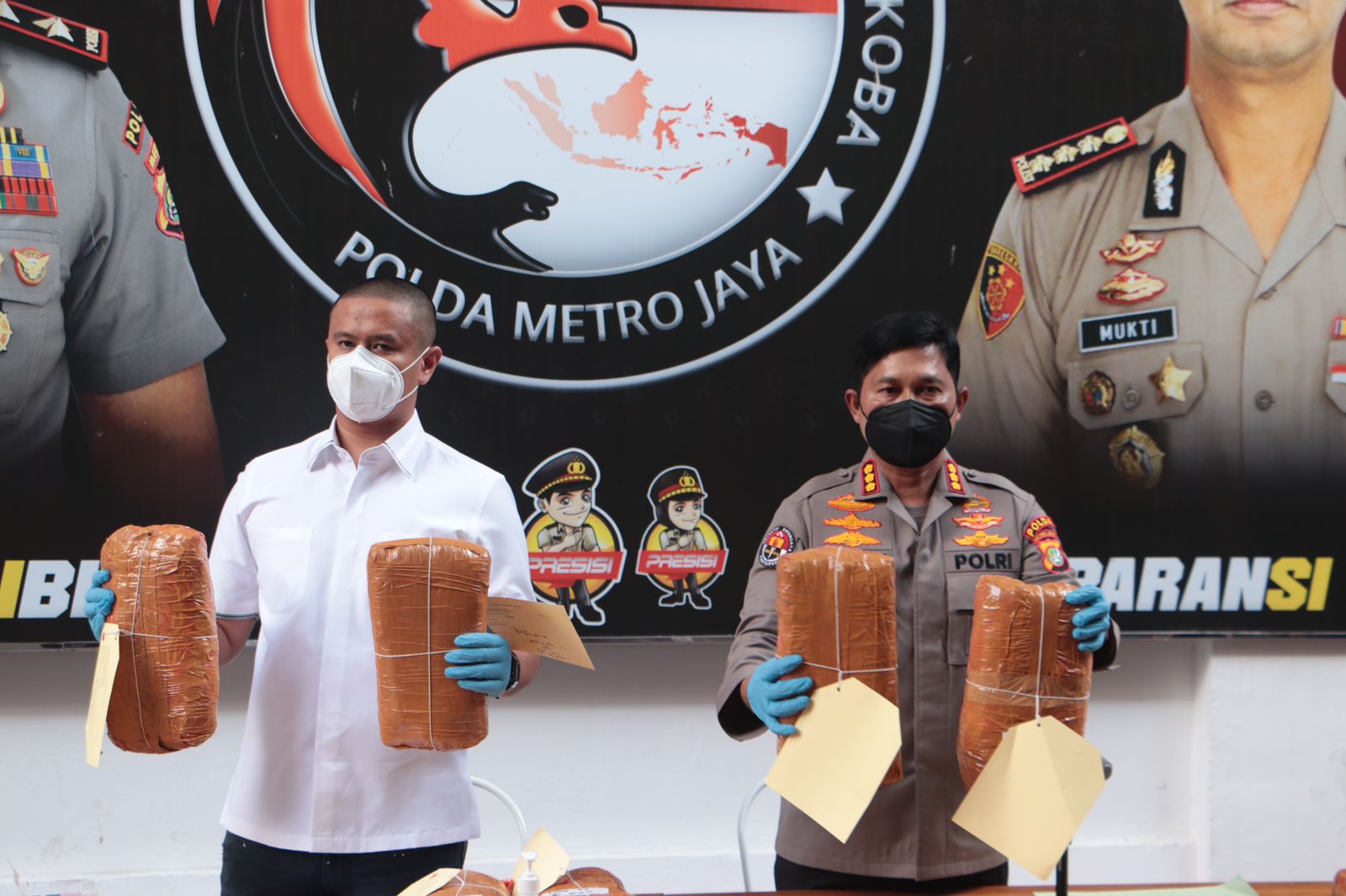 Ditresnarkoba Polda Metro Jaya, berhasil Menangkap Kurir Narkoba seberat 112 kg