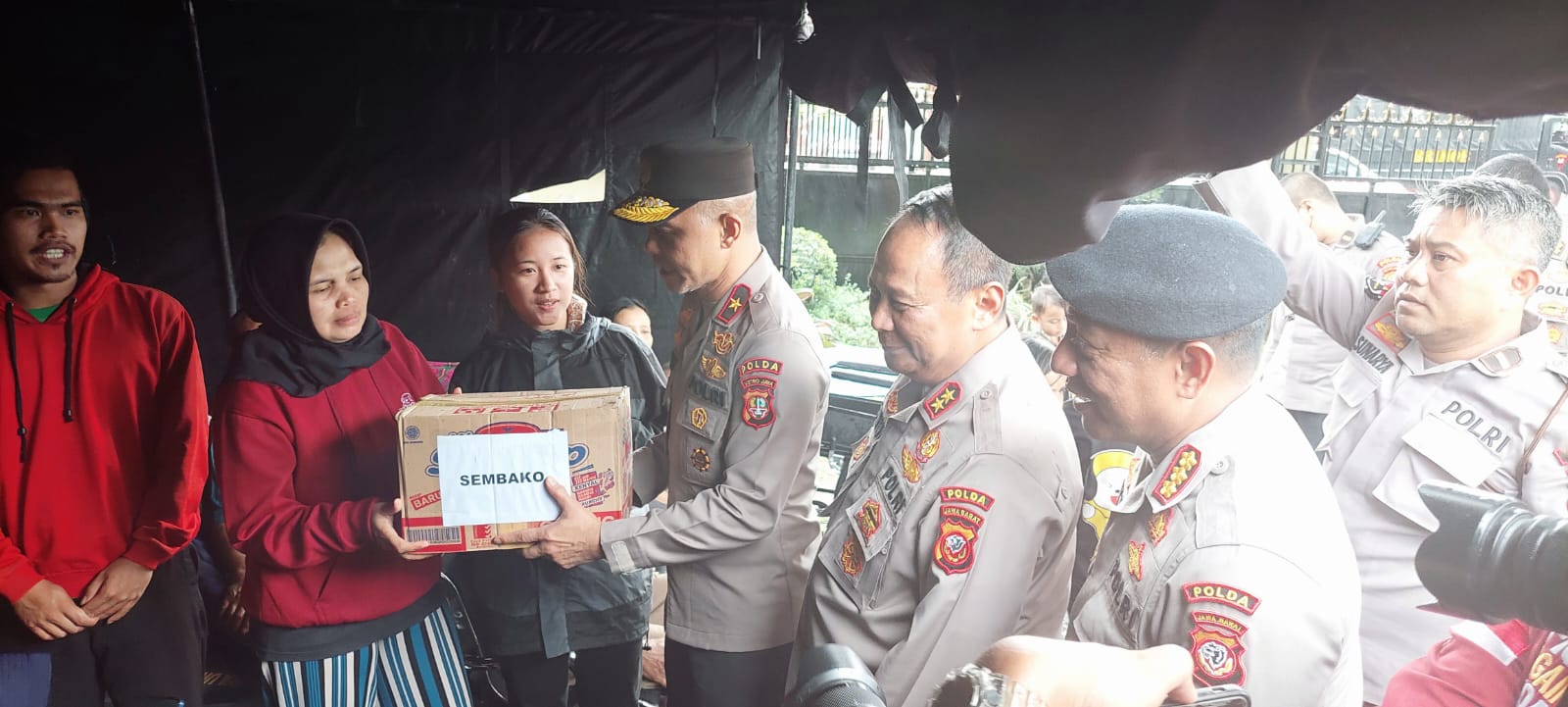 Wakapolda Metro Jaya Menyerahkan Langsung Bantuan Kemanusiaan Korban Gempa Bumi di Cianjur 