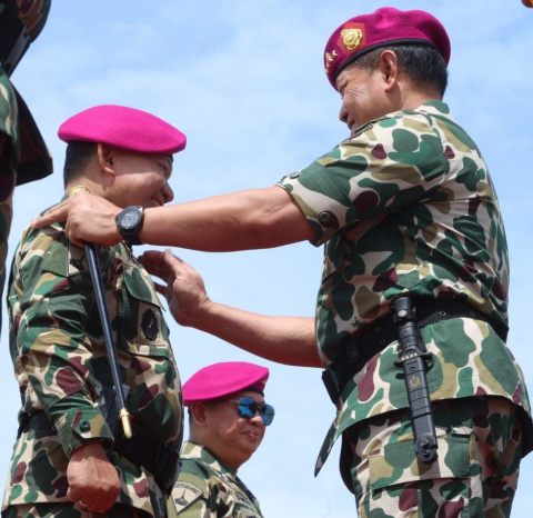 Panglima TNI Kukuhkan Kasad Jadi Warga Kehormatan Marinir TNI AL