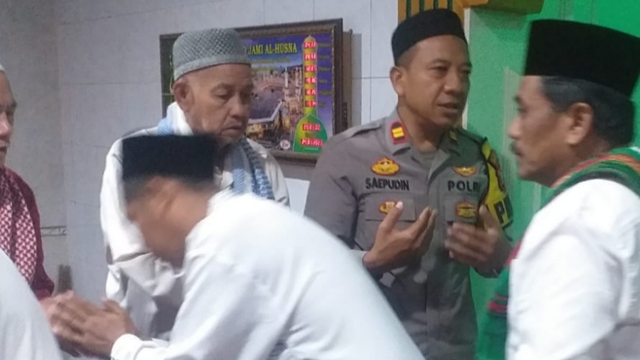 Polsek Kalideres Giat Sholat Subuh Berjamaah Bersama Warga di Masjid Jami Al Husna