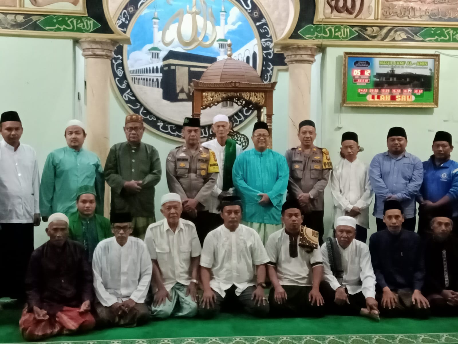Polsek Kalideres Sholat Subuh Berjamaah Bersama Warga di Masjid Jami Al Amin