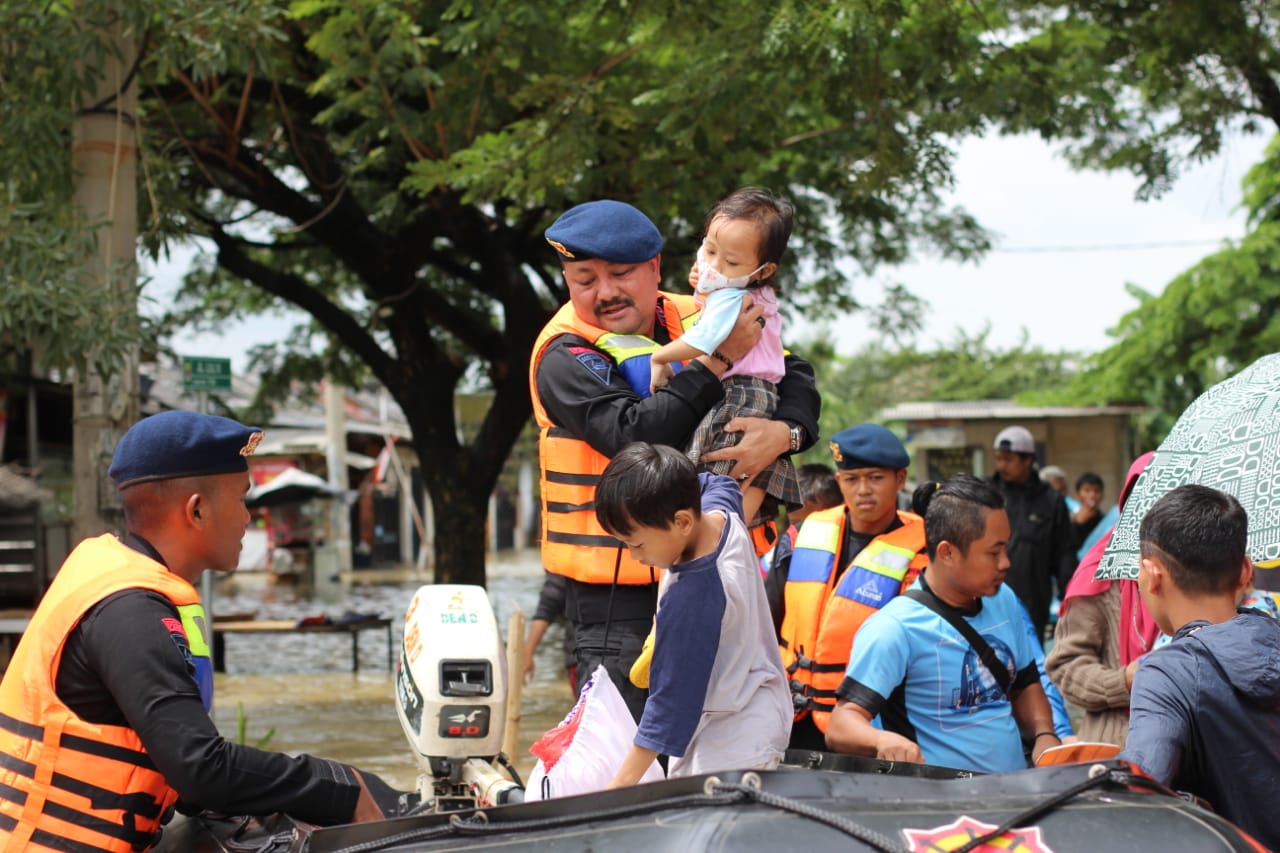 Aksi Heroik Tim SAR  Brimob Batalyon D Pelopor Satbrimob PMJ Evakuasi Warga Terjebak Banjir