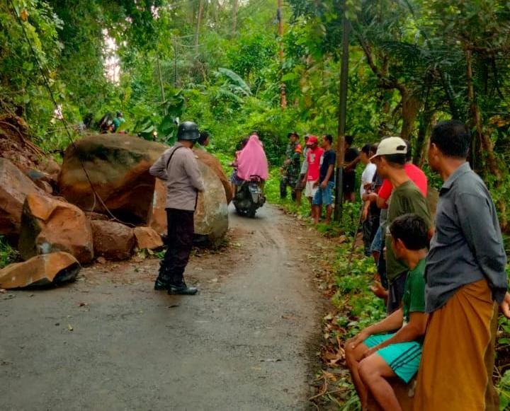 Gerak Cepat TNI-Polri di Gresik Bersihkan Tanah Longsor, Akses Jalan Kembali Normal
