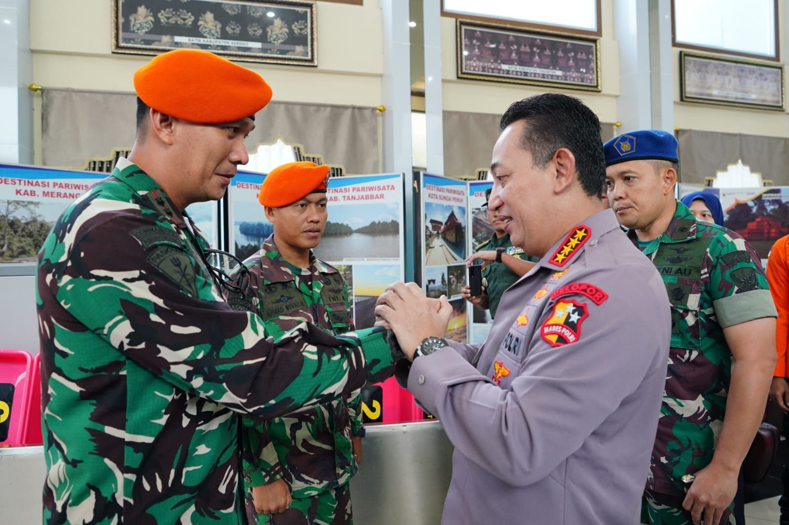 Kapolri Beri Apresiasi Langsung ke TNI yang 'Berputar' dan Tim Gabungan Evakuasi Kapolda Jambi 