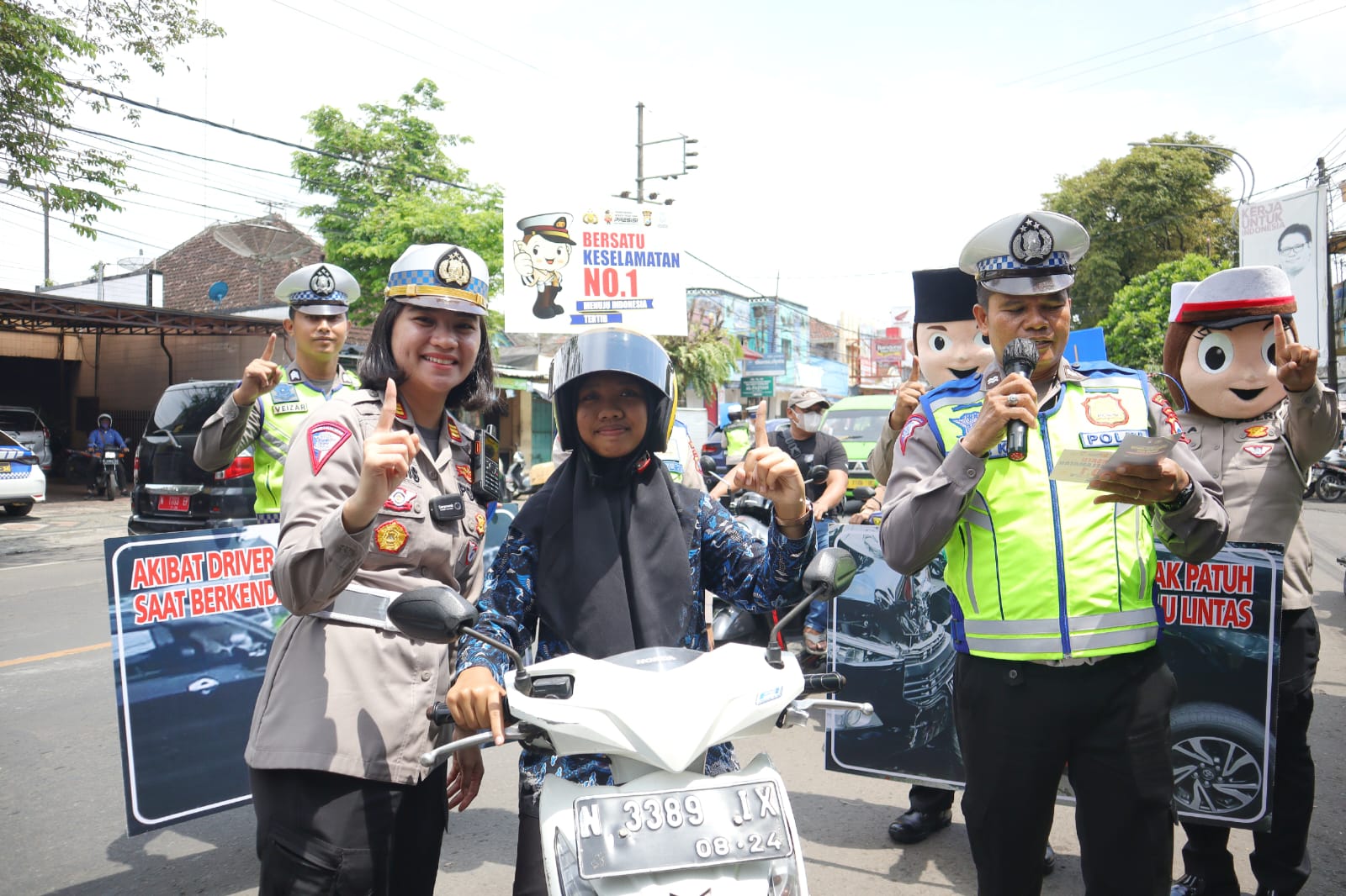 Polres Malang Berbagi Helm Gratis untuk Pengendara Motor di Operasi Keselamatan Semeru 2023