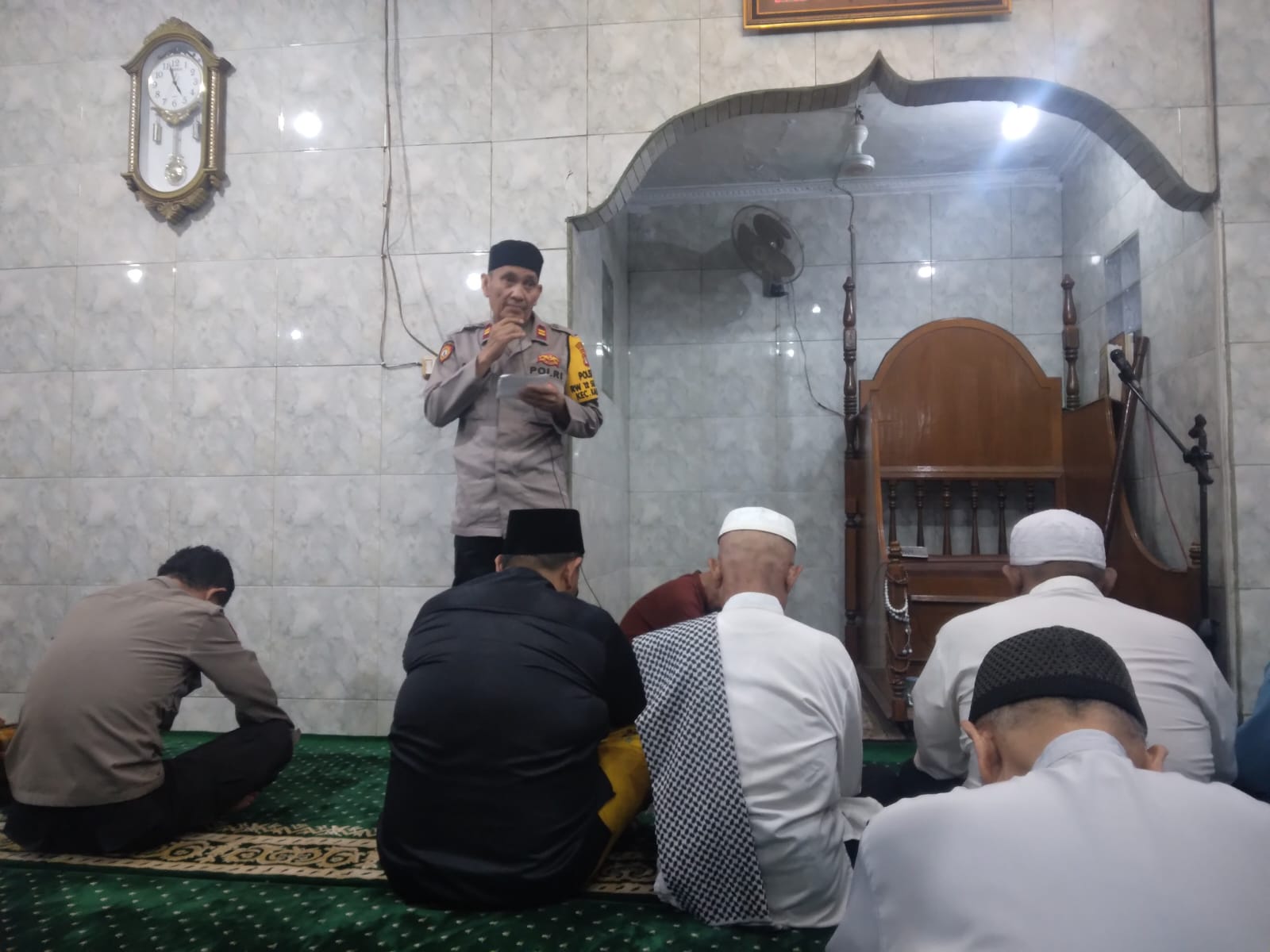 Polsek Kalideres Sholat Subuh Berjamaah Bersama Warga di Masjid Baitunnur