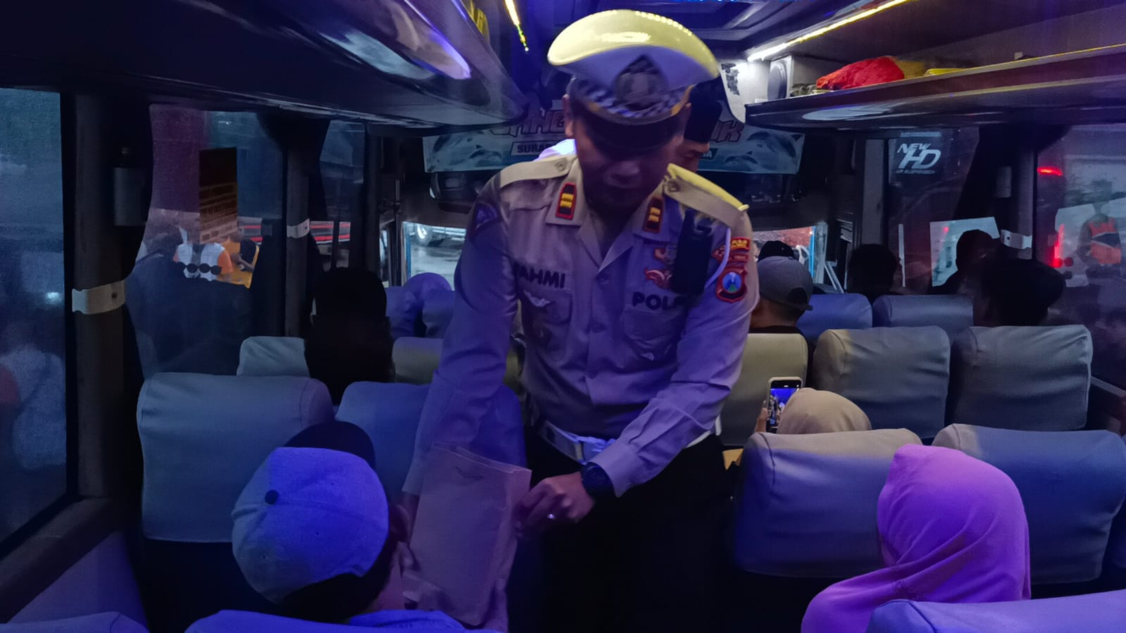 Jelang Sahur, Polres Ngawi Tebar Kurma untuk Penumpang Bus