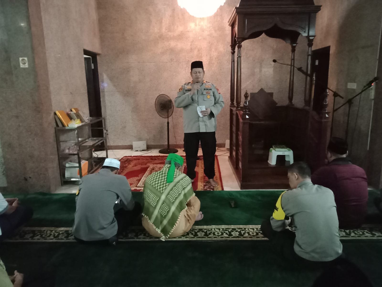Curhat Subuh, Kapolsek Kalideres Sholat Subuh Bersama Warga di Masjid Jami Hayani
