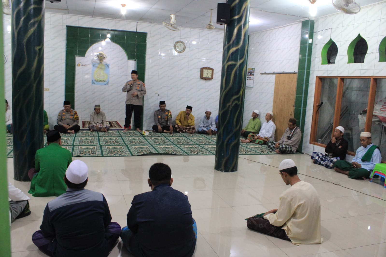 Curhat Subuh, Kapolsek Kalideres Sholat Subuh Bersama Warga di Musholla Baitul Muslim