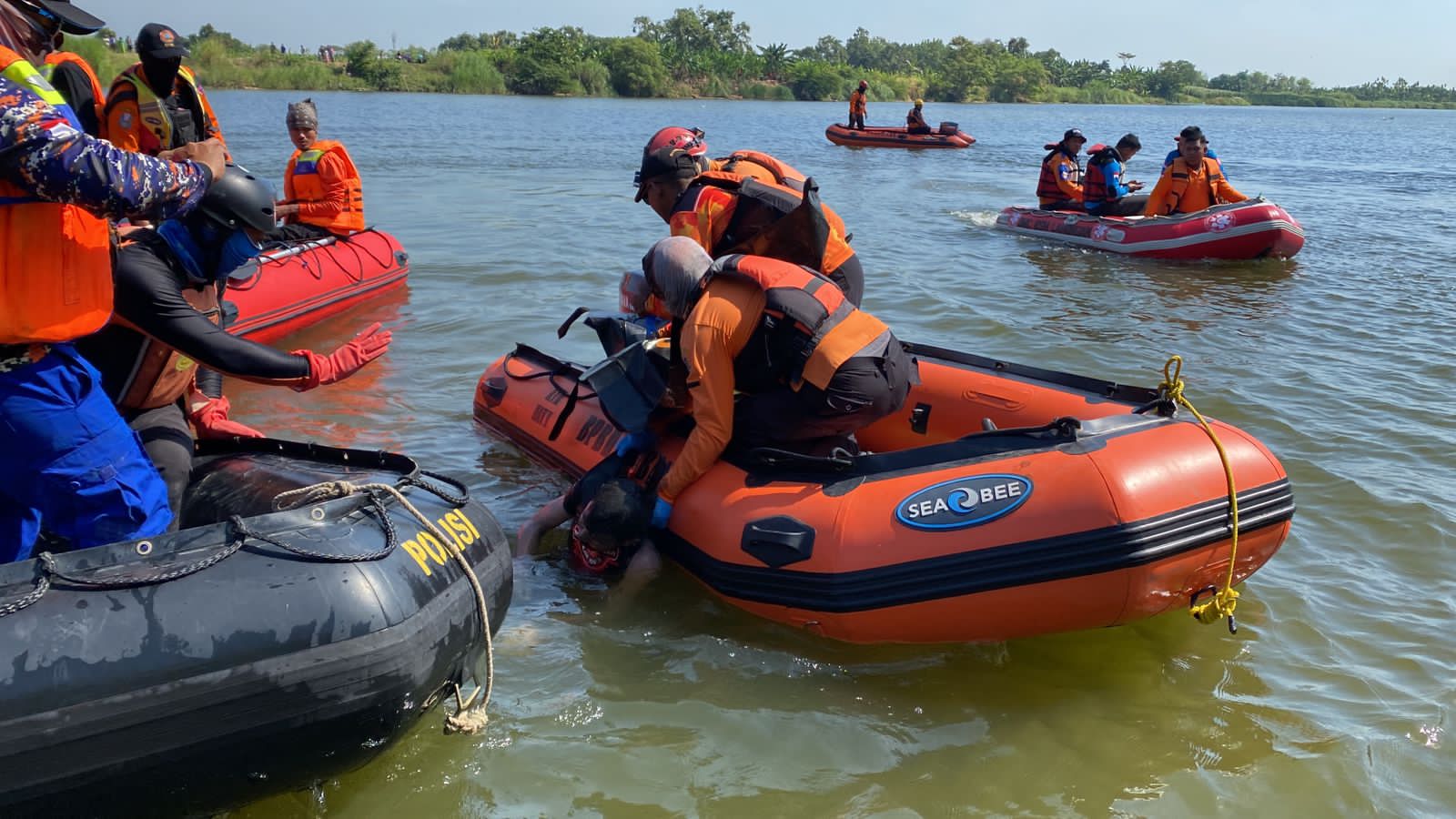 Polres Lamongan Serta Tim SAR Berhasil Evakuasi 3 Korban Perahu Tenggelam di Bengawan Solo