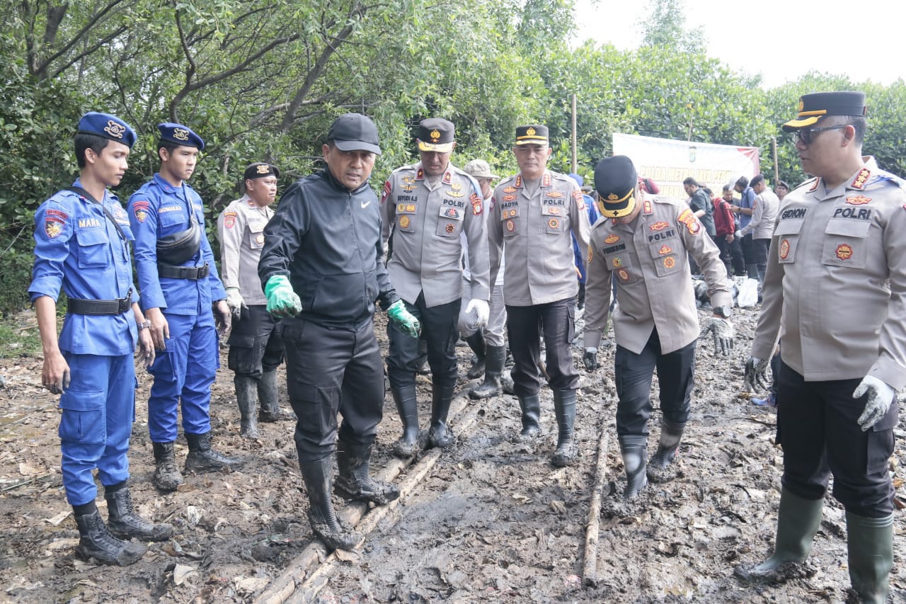 Kapolda Metro dan Pasukannya Bersihkan Sampah di Kawasan Mangrove Muara Angke
