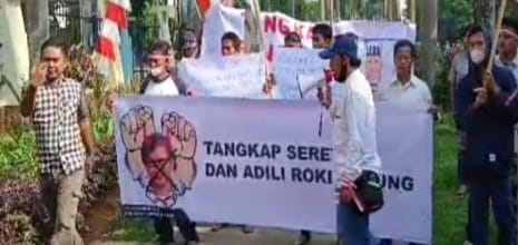 Relawan Jokowi Tuntut Polda Metro Tangkap Rocky Gerung dan Refly Harun