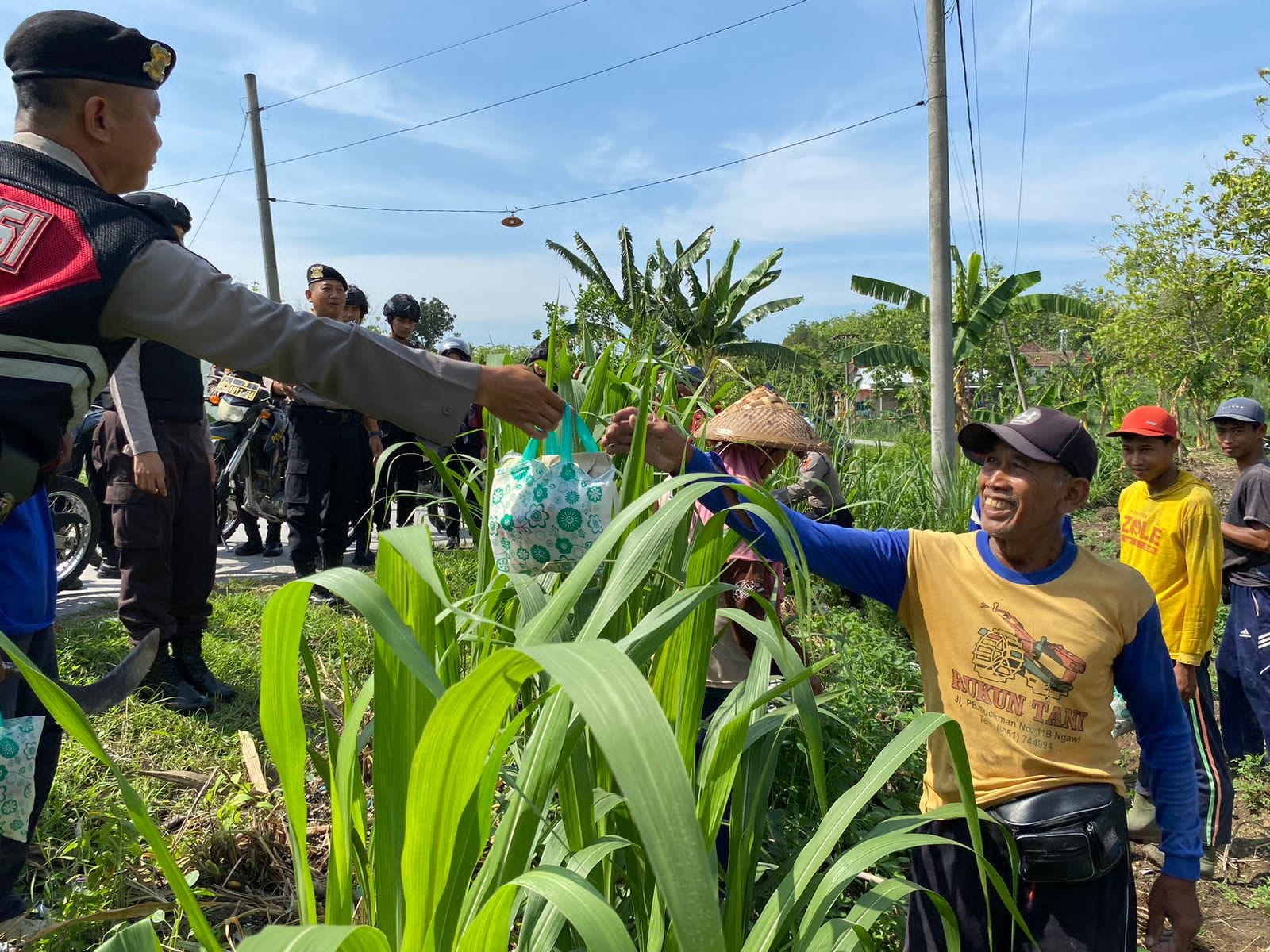 Kasat Samapta Polres Ngawi Inisiasi Berbagi Makanan Sehat di Pedesaan