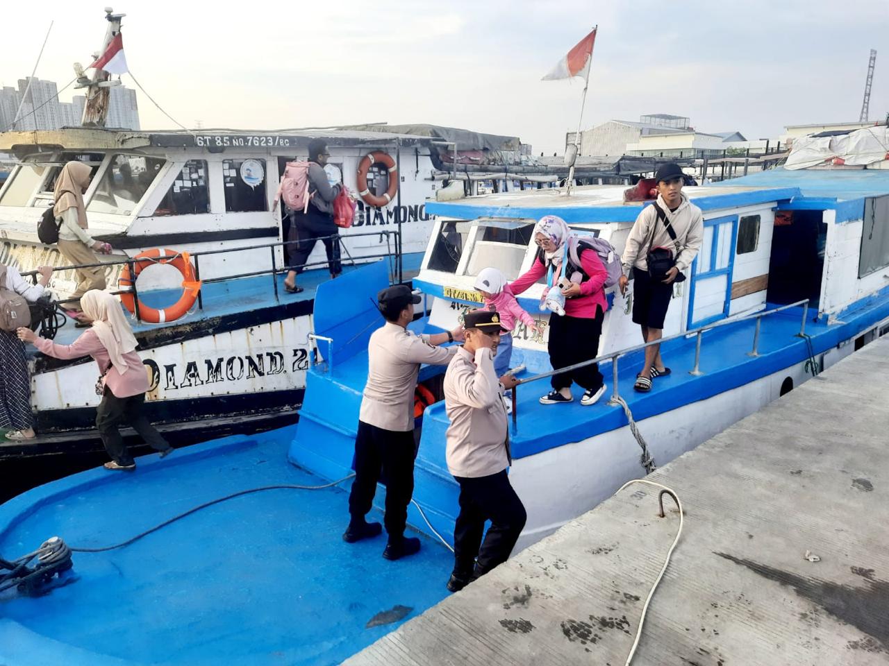 Anggota Pos Pelayanan Kali Adem Ops Ketupat Melakukan Pengamanan di Pelabuhan