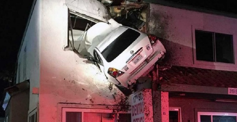    Kecelakaan Unik, Mobil Nyangkut ke Dinding Rumah