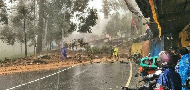   Longsor Melanda Jalan Puncak Bogor