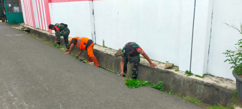 Babinsa Bersama PPSU dan Warga Susukan Bersihkan Lingkungan