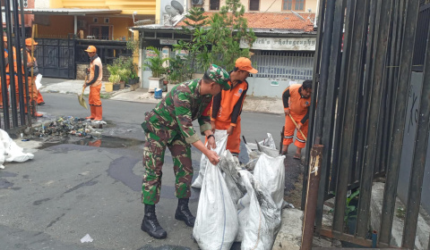Babinsa Johar Baru Bersama PPSU Jaga Kebersihan Lingkungan