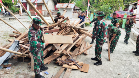 Bukti TNI Tentara Rakyat, Prajurit Gotong Royong Bersihkan Puing Gempa Poso