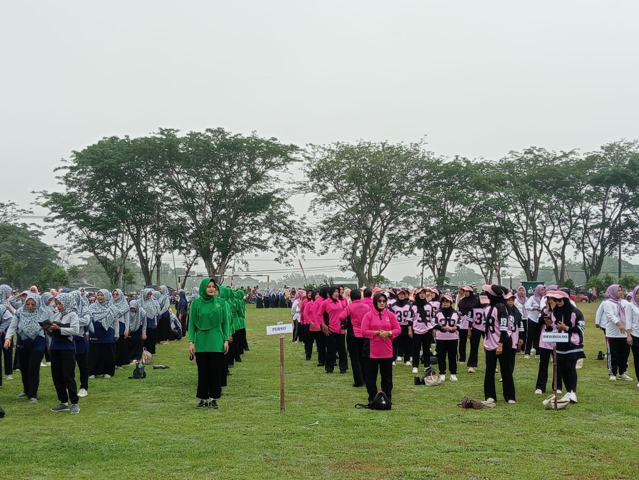 Babinsa Koramil Geneng dan Polsek Geneng Kompak Pengamanan Senam Perwosi