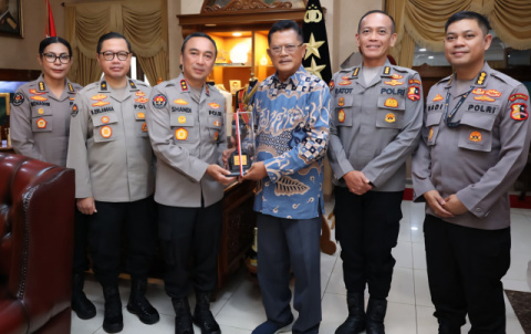 Jajaran Divhumas Polri Anjangsana ke Jenderal (Purn) Da'i Bachtiar