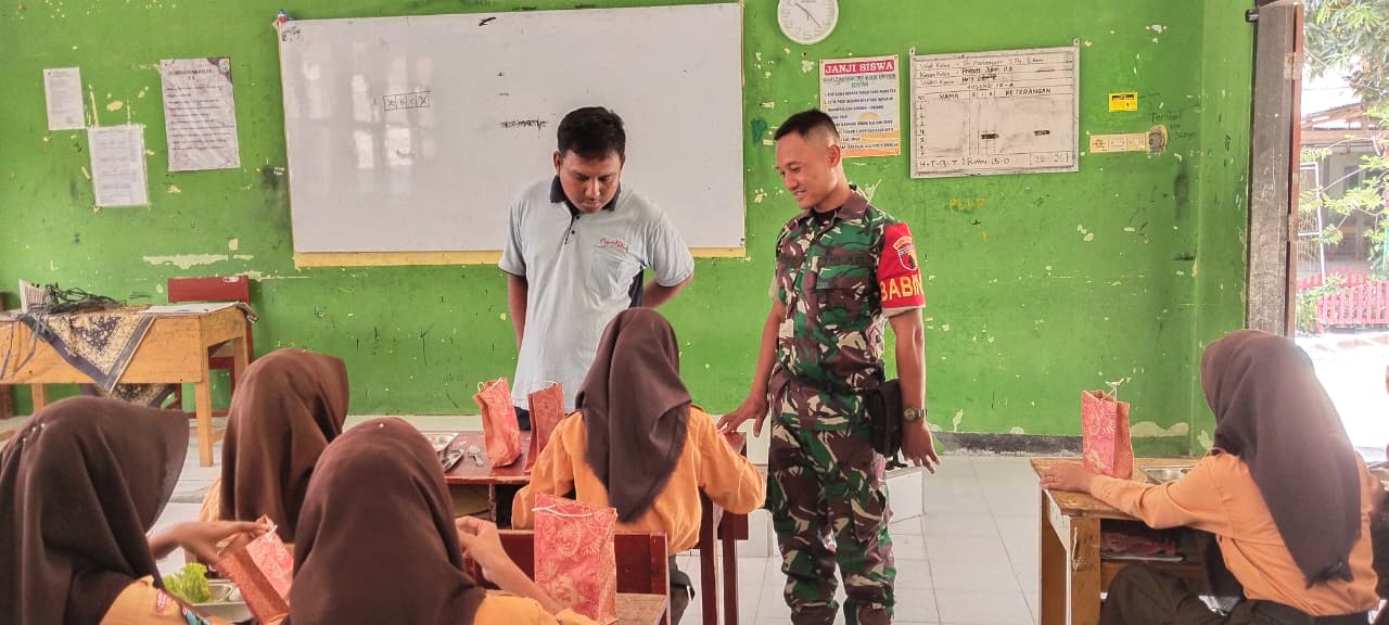 Babinsa Koramil Bringin Dampingi Pelaksanaan Makan Bergizi Gratis di Sekolah Dasar