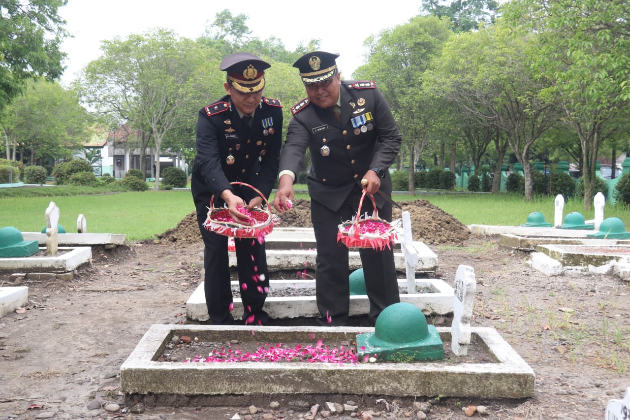 Peringati Hari Pahlawan,Dandim 0805/Ngawi Bersama Jajaran Forkopimda Ziarah Ke TMP