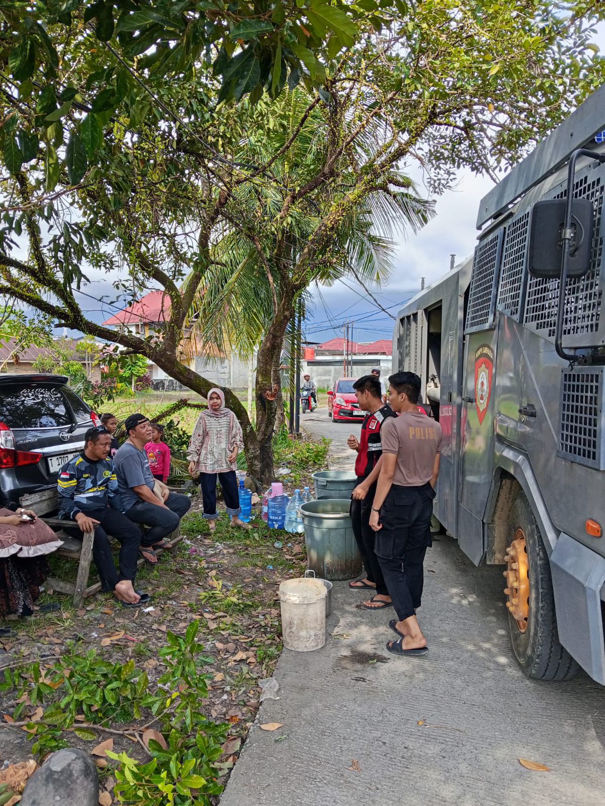 Polri dan BPBD Kota Padang Salurkan Air Bersih ke Lokasi Terdampak, Pastikan Kebutuhan Warga Terpenu