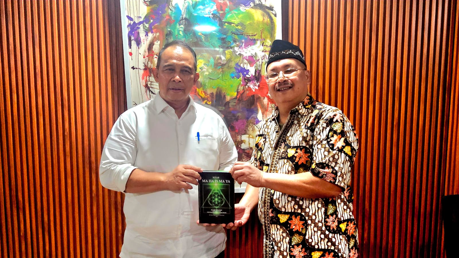 Komjen Prof. Chryshnanda Terima Kitab Ma Ha Is Ma Ya dari Tokoh Spiritual