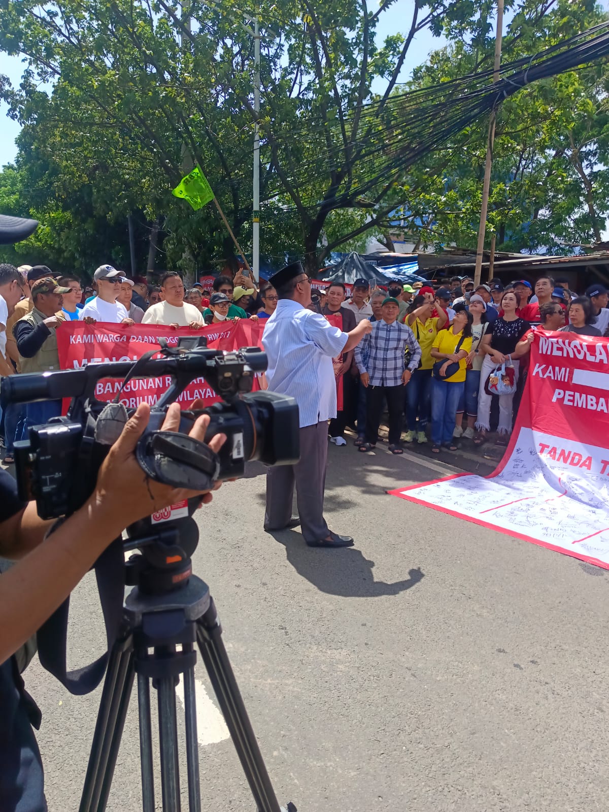 Ratusan Warga Tolak Rumah Duka di Utan Jati: “Kalau Tak Dihentikan, Kami Lawan!”