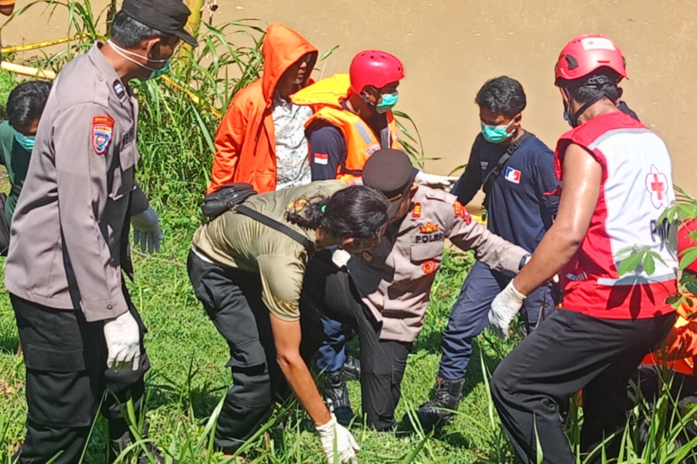Evakuasi Korban di Bantaran Sungai Ngawi, Kapolsek Paron Imbau Warga Tetap Waspada