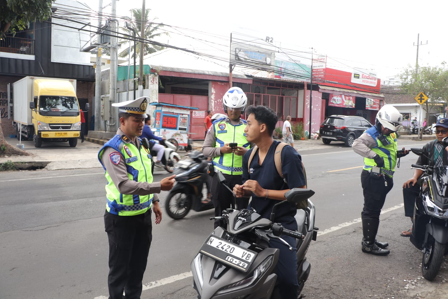 Optimalisasi Gakkum Presisi : Ditlantas Polda Jatim Gelar Operasi Dakgar Berbasis Handheld