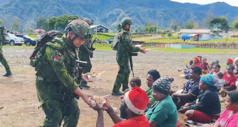 Koops TNI Habema Berbagi Kasih Sembako, MBG, dan Pelayanan Kesehatan di Distrik Gome