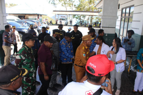 TNI-Polri Kawal Ketat Penyaluran Bantuan Pengungsi Kampung Kembru  Puncak Jaya