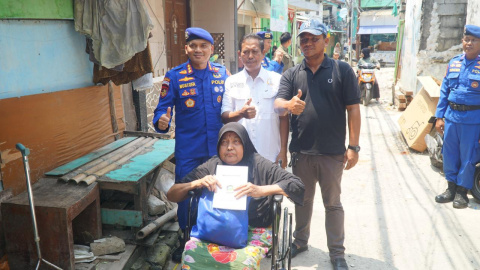 Warga Muara Angke Apresiasi Bantuan Kursi Roda dari Ditpolairud Polda Metro Jaya